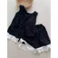 Áo vest không tay ren màu đen và quầnshort bộ đồ ngủ hai mảnh phù hợp mặc ở nhà