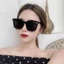 Kính râm gọng vuông sản xuất tại Hàn Quốc, kiểu dáng thời trang unisex, phù hợp cho cả nam và nữ, bảo vệ mắt.