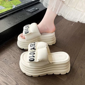 Dép Bánh Mì Nữ Mùa Hè Bên Ngoài Mặc Chữ Cái Thời Trang Niche Thiết Kế Cảm Thấy 8cm Nâng Cao Muffin Tất Cả Trận Đấu Mở Mũi Lật