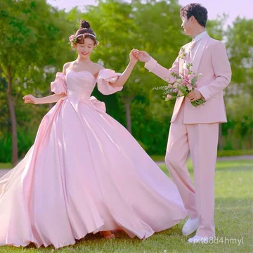 Váy cưới màu hồng làm nổi bật sắc da, vải voan nhiều màu sắc thích hợp cho chụp ảnh du lịch, chụp ảnh cưới theo chủ đề s