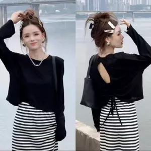 Áo thun dài tay hai mảnh và váy sọc trắng đen cho nữ, phong cách đơn giản