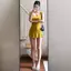 Váy dây buộc màu vàng Dopamine Mặc theo phong cách mong muốn tinh khiết Tính khí Slim-fit Váy ngắn cổ chữ u eo hẹp Hot Girl