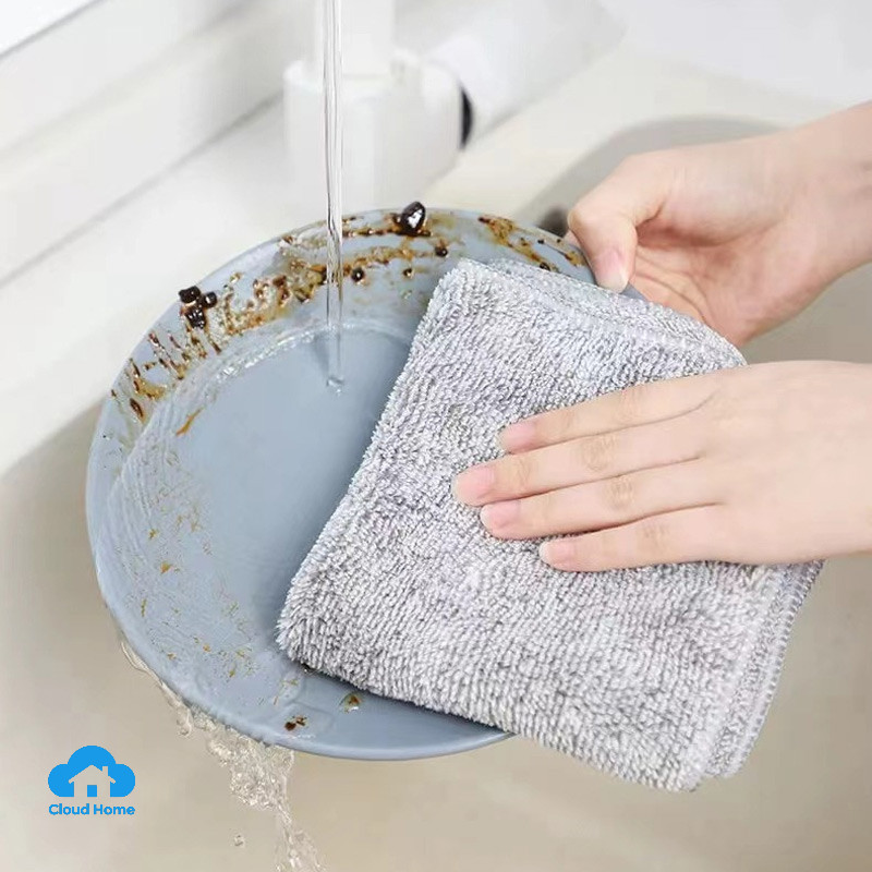 Khăn lau nhà bếp bằng sợi than tre mềm mại, dày dặn, thấm hút tốt.
