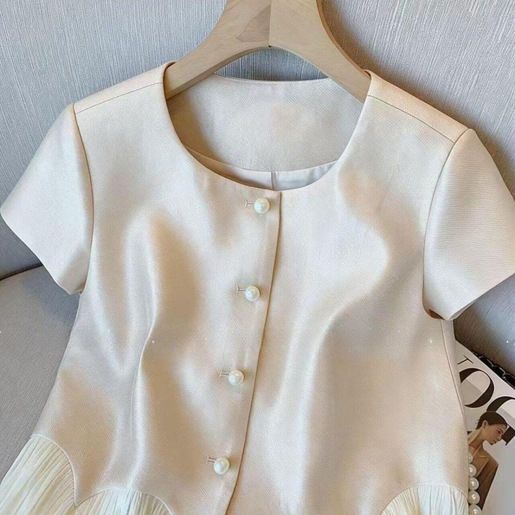 Áo sơ mi nữ xù khâu ngọc trai satin tay ngắn, xu hướng mới cho xuân hè
