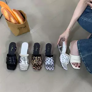 TT Phong Cách Hàn Quốc Mũi Vuông Flip-Flops Nữ 2026 Thời Trang Mùa Hè Da Báo In Chấm Bi Xếp Ly Bề Mặt Nêm Gót Giày Sandal Slipp