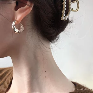 Bông tai retro style Hồng Kông, nữ tính và thoáng mát cho thu đông