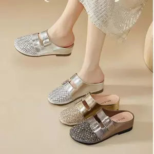 Baotou Kim Cương Giả Dép Nữ Mùa Hè 2026 Phong Cách Mới Thời Trang Nâng Cao Nửa Hỗ Trợ Dép Flat Chống Trơn Trượt Ngón Chân Tròn Dép Nữ