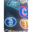 Mũ snapback MLB logo toàn bộ, đa màu sắc, phù hợp cho cả nam và nữ sử dụng ngoài trời.