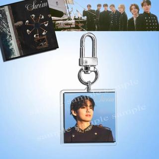Móc khóa K-pop  mới – Chuyến du lịch thế giới 2026, album ARIRANG SWIM; các thành viên: Jungkook, Kim T