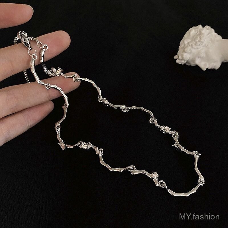 Vòng cổ phong cách Hàn Quốc với họa tiết sóng cá nhân và thiết kế đơn giản.