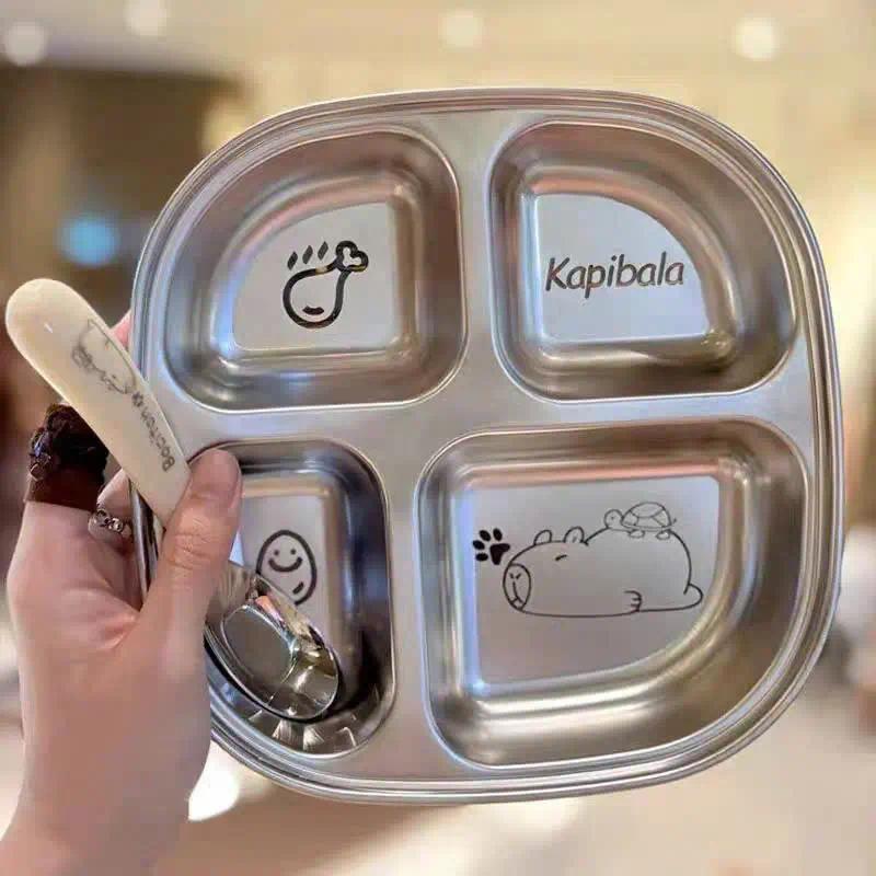 Khay Ăn 3 Ngăn Hình Cappybara Cho Bé Kèm Thìa Inox Bộ Khay Ăn 3 Ngăn Tặng 1 Thìa.An Toàn Cho Bé