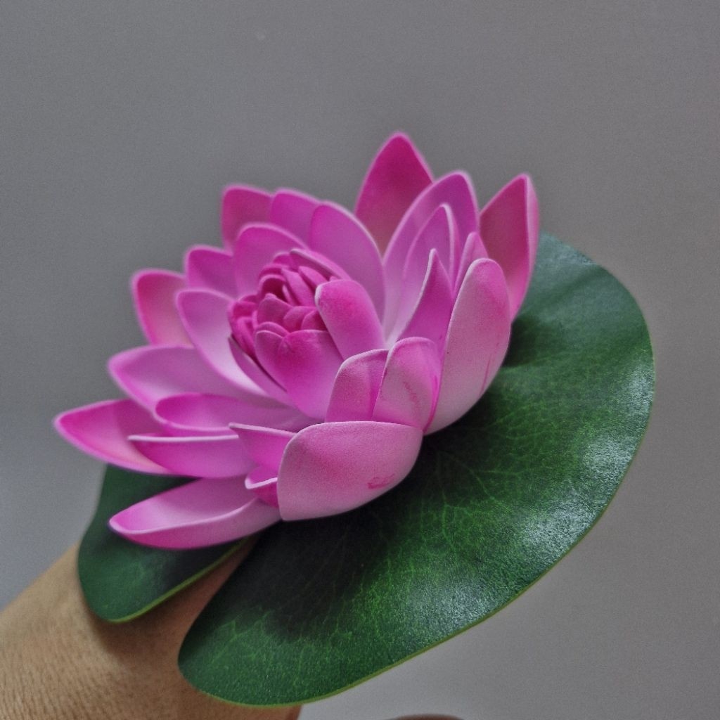 Hoa sen cài tóc kèm xược, hoa sen cài đầu dùng để biểu diễn văn nghệ. Đạo cụ phụ kiện Nguyễn Nhật