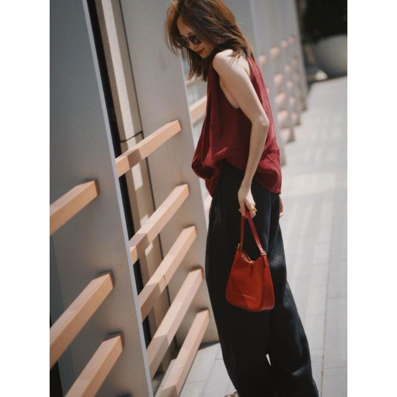Áovest cổ chữ V màu đỏ phối cùng áo sơ mi không tay màu trơn - Phù hợp cho mùa hè với phong cách nữ tính và độc đáo
