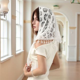 Mạng che mặt cô dâu với viền hoa hồng ren và màu trơn, phù hợp làm khăn choàng nhà thờ