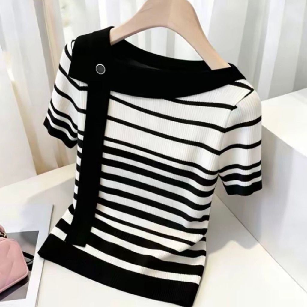 Mùa hè phong cách cổ điển sang trọng Ice Silk Áo thun sọc vai chéo nữ, khí chất phong cách phương Tây Slimer Look Cover Thiết kế thịt, Áo thời trang thoáng khí mát mẻ, Tạo bầu không khí lười biếng thanh lịch, Tất cả @