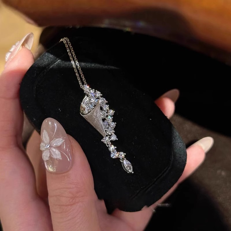 Vòng cổ nữ thời trang với đá zircon hình học màu bạc, phù hợp cho nhiều dịp