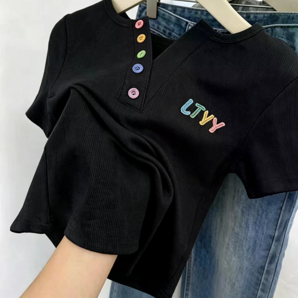 Áo thun nữ thêu cổ chữ V Vải lụa băng ngắn tay Kích thước lớn dáng rộng Slim Ins Xu hướng
