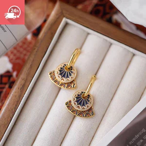 Quạt tròn phong cách cổ điển Trung Quốc với họa tiết màu sắc đa dạng, kèm bông tai nữ
