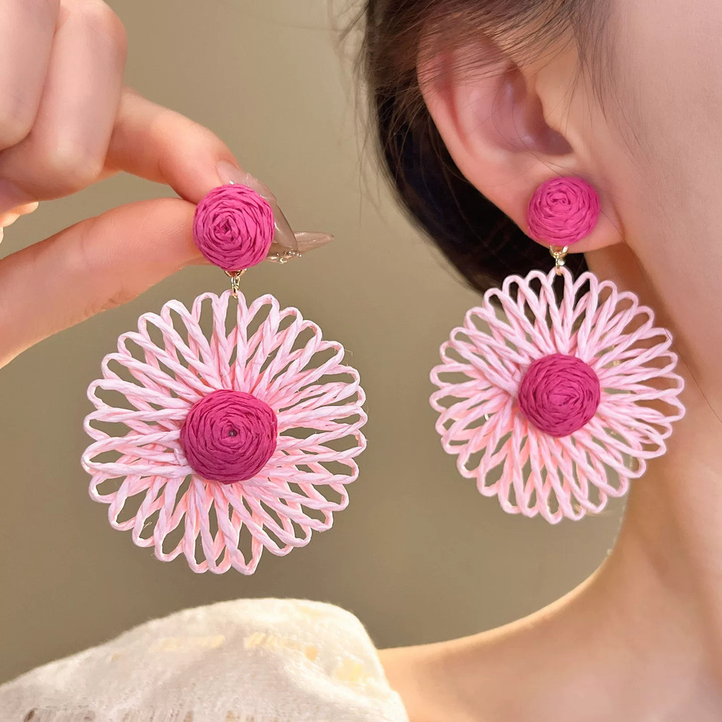 Phong cách ngày lễ - Bông tai hoa bện màu hồng, phù hợp thời trang bãi biển