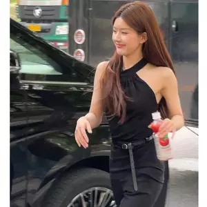 Áo yếm cổ dây màu đen phong cách nổi tiếng Mùa hè 2026 Phong cách mới Hot Girl Style Slimer Look Tính khí hơn Tất cả các trận đấu Áo không tay Slim-fit Dệt kim bên trong Chúng tôi