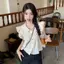 Cổ búp bê ngọt ngào Tay bay nhỏ xếp li Thiết kế giảm tuổi thon gọn hơn Áo sơ mi dáng rộng Áo sơ mi ngắn