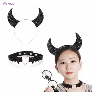 Trang sức gothic thoáng mát với choker cổ tối và bông tai kẹp đen hoa hồng