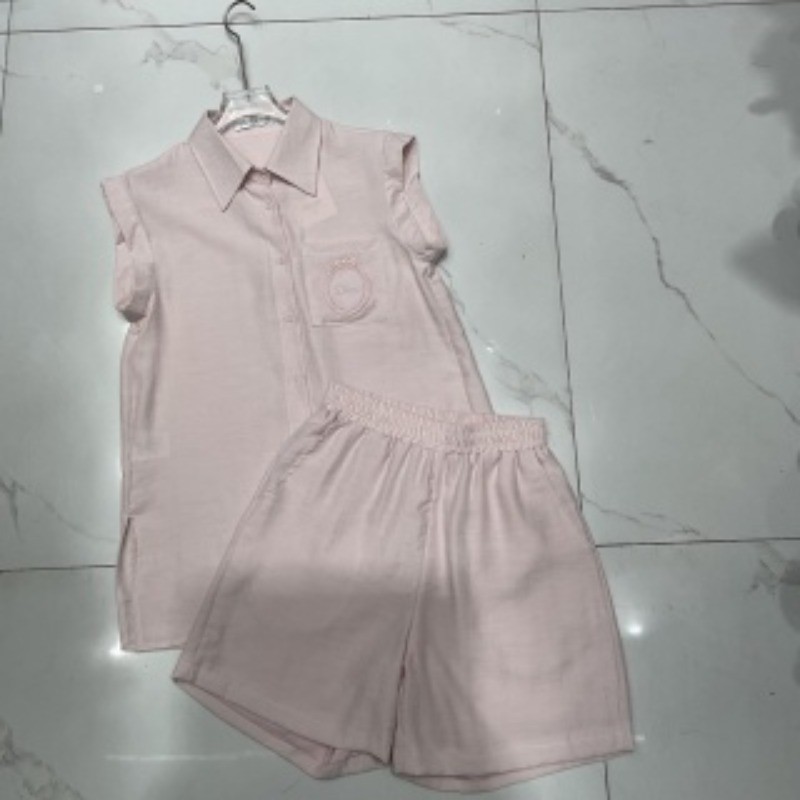 Bộ đồ nữ mới có áo và quần short thêu ve áo