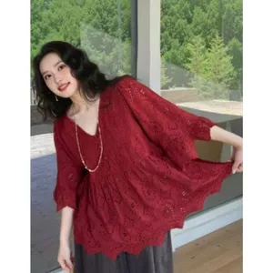 Cổ chữ V cổ điển, đường may gợn sóng - Áo sơ mi nữ chất liệu mềm mại,coverage tốt