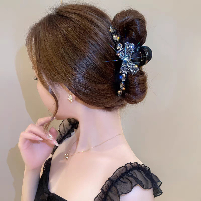 Kẹp tóc có nơ lớn và kim cương giả sáng bóng, phù hợp thời trang cá nhân