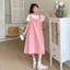 Bộ đồ bà bầu gồm váy dài thoải mái và bộ đồ hai mảnh tay ngắn màu trắng, phù hợp mùa hè