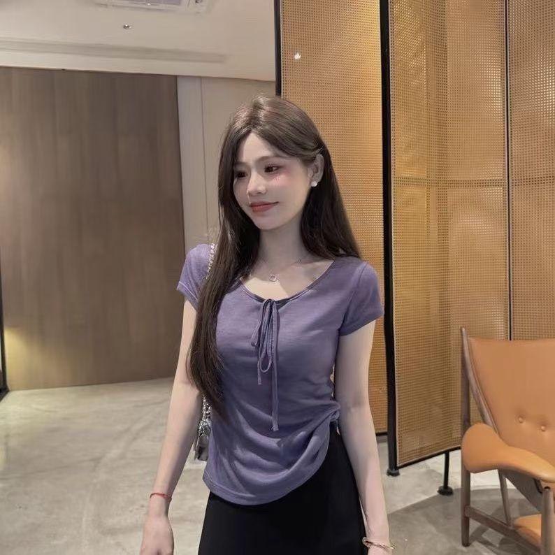 Áo croptop cổ buộc dây tay ngắn làm từ tencil cotton mỏng, thiết kế ôm dáng thoáng mát cho mùa hè.