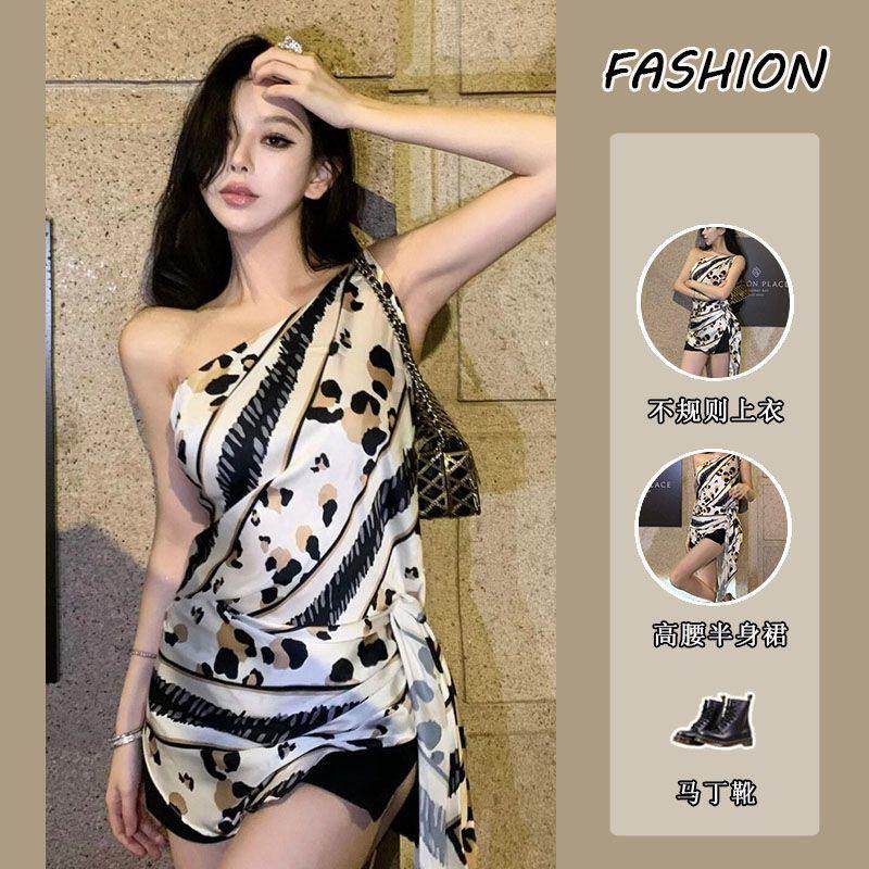 Bộ đồ nữ hai mảnh mùa hè, không tay vai lệch, họa tiết da báo, kèm quầnshort cạp cao.