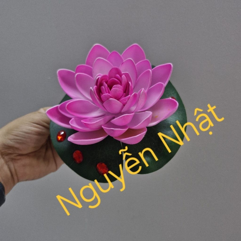 Hoa sen cài tóc kèm xược, hoa sen cài đầu dùng để biểu diễn văn nghệ. Đạo cụ phụ kiện Nguyễn Nhật