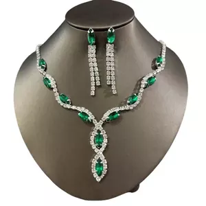 Vòng cổ và bông tai thanh lịch, phù hợp cho tiệc tùng