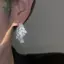 Bông tai lá zircon pha lê tinh tế và sang trọng, phù hợp làm quà tặng hoặc sử dụng trong tiệc cưới