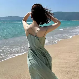Váy đeo chéo màu xanh lá cây không tay, phong cách mùa hè và kỳ nghỉ bãi biển