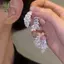 Bông tai lá zircon pha lê tinh tế và sang trọng, phù hợp làm quà tặng hoặc sử dụng trong tiệc cưới
