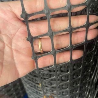 Hàng loại 1: cao  1m8 dài 10m 20m 30m. Lưới nhựa dẻo ô lưới 3x4cm. Chuyên dùng làm hàng rào chăn nuôi gà vịt