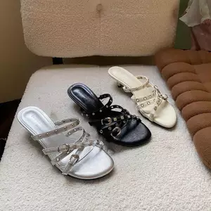TT 2026 Phong Cách Mới Đinh Tán Flip-Flops Da Thật Chính Hãng Giày Sandal Thời Trang Nữ Mùa Hè Mũi Vuông Phù Hợp Với Giày Sandal Sang Trọng Dép
