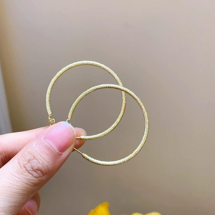 Bông tai vòng lớn màu bạc Tính khí thanh lịch Bông tai vòng trơn