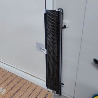 Cổng an toàn cho bé có thể thu vào Rào chắn cầu thang Không khoan Vải lưới chống thú cưng Hàng rào cửa nhà