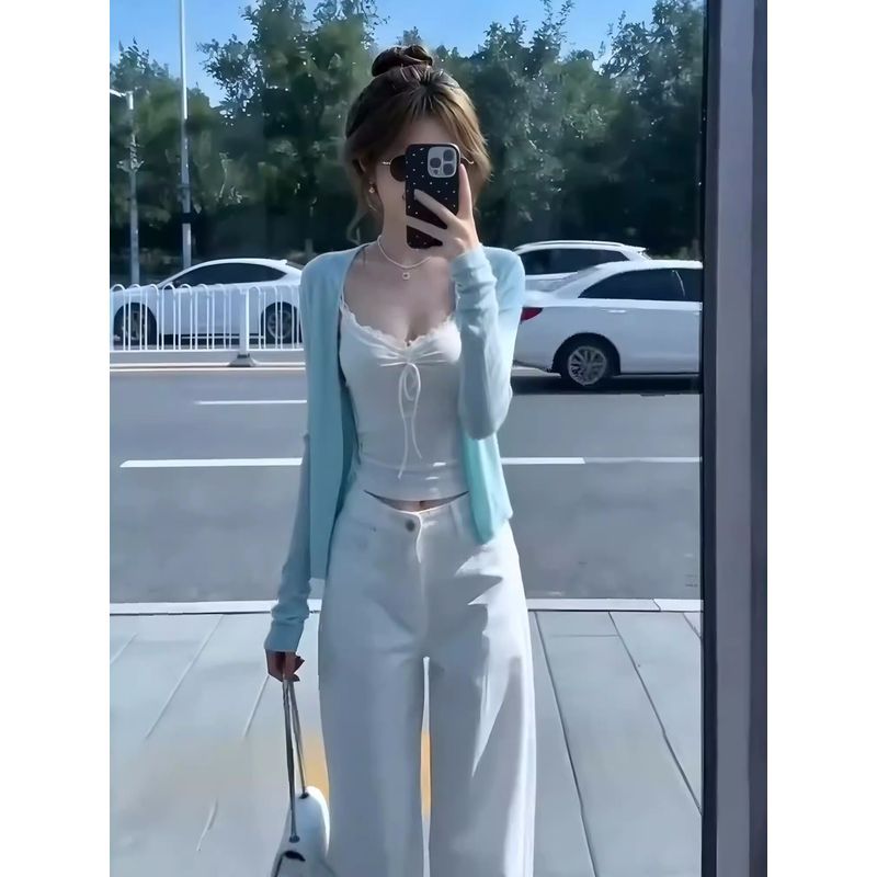 Phong cách nhẹ nhàng xuân hè - Bộ đồ hai mảnh với áo cardigan và camisole trắng