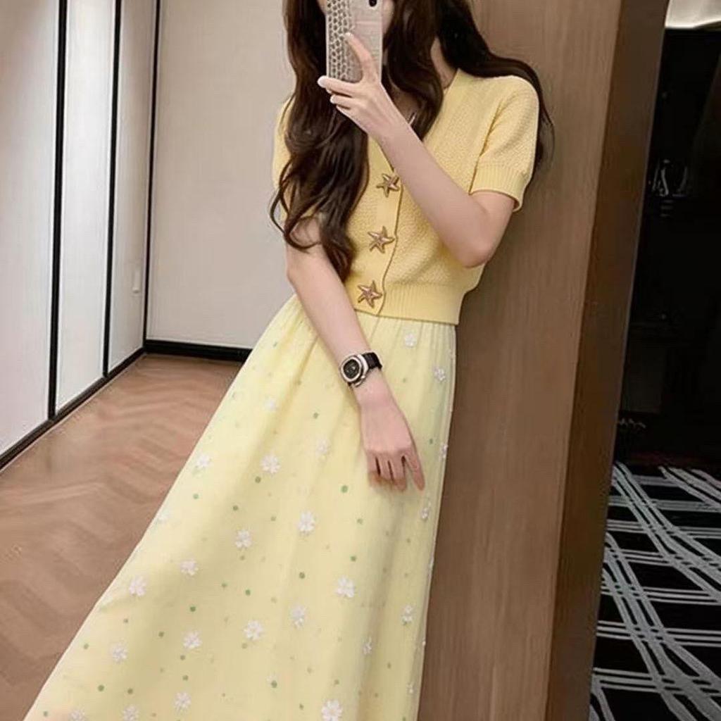 Váy dài in màu vàng phong cách Hàn Quốc, thiết kế ôm dáng cao eo, hàng có sẵn