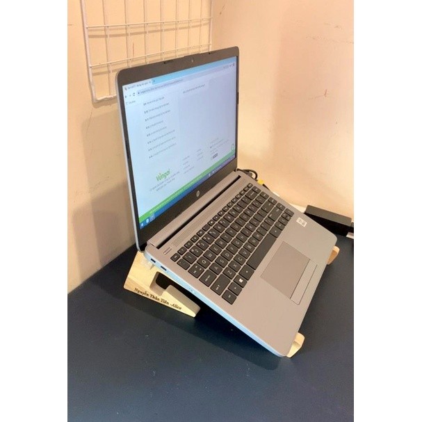 Kệ, Giá đỡ laptop gỗ thông tự nhiên cao cấp vân gỗ giúp tản nhiệt máy tính chống nóng - FUTURECH