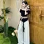 Bộ đồ một vai gồm áo thun ngắn tay và quần ống rộng thiết kế eo cao