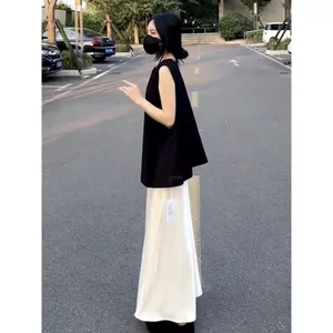 Bộ thời trang hai mảnh nữ tính, gồm áo cánh ngắn và váy, phù hợp cho hàng ngày.