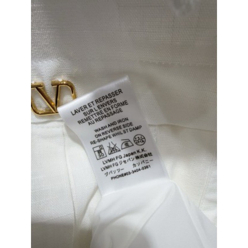 Một chiếc váy dài có ve áo, thắt lưng và eo Cinched