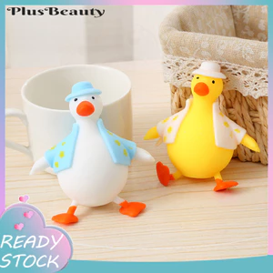 < Pluscloth > Ăn mặc như một con vịt dễ thương: nó đội mũ và áo khoác hoa và là một vật trang trí nhỏ chữa lành bất cứ nơi nào nó được đặt