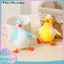 < Pluscloth > Ăn mặc như một con vịt dễ thương: nó đội mũ và áo khoác hoa và là một vật trang trí nhỏ chữa lành bất cứ nơi nào nó được đặt