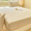 Khăn trải giường họa tiết hoa VN Polyester; Kích thước: Giường đơn, Giường siêu đơn, Giường lớn, Giường King, Giường siêu King; Bao gồm Vỏ nệm (Cadar) và Vỏ gối.